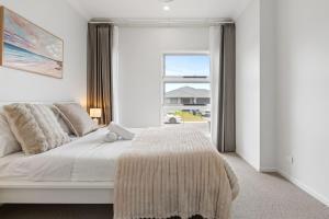 Modern House with Patio and Family Comfort)