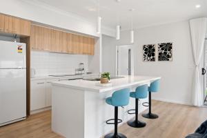 Modern House with Patio and Family Comfort)