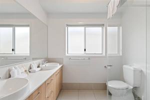 Modern House with Patio and Family Comfort)