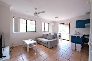 Coastal 2BR Retreat Heart of Broadbeach Living
