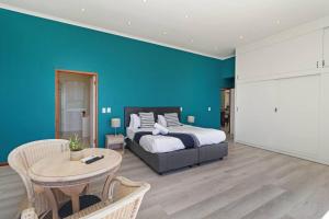 Coastal Penthouse, Private Pool and Stunning Sea Views