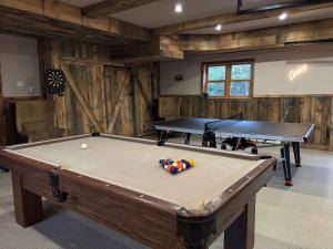 Game Room Hot Tub & Sauna in Rustic Log Cottage