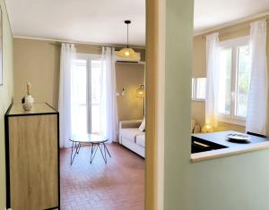 Studio rénové, clim, wifi, parking proche plage