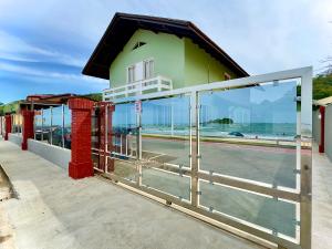 Casa frente-mar com piscina privativa 2 churrasqueiras interna e externa e vista incrível Praia do Grant Barra Velha