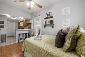 Bright & Chic 1st Flr Studio - Short-Midterm Stays