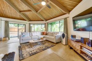 Rooftop Patio! Kailua-Kona Escape 6 Mi to Beach