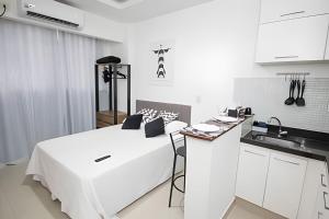 STUDIO - PRAIA de BOTAFOGO - 400m do Metrô Botafogo - Excelente Localização - Bares, Restaurantes e 2 Grandes Shoppings - Portaria 24h - Wi Fi - TV Claro e Steams