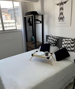 STUDIO - PRAIA de BOTAFOGO - 400m do Metrô Botafogo - Excelente Localização - Bares, Restaurantes e 2 Grandes Shoppings - Portaria 24h - Wi Fi - TV Claro e Steams