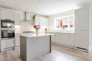 4 bedroom house ideal for contractors & families