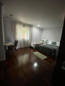 Quarto amplo e confortável