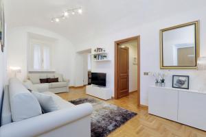 Charming Colosseum - My Extra Home