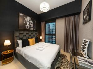 Fountain view Golden Era Cinema-Inspired 4BR APT