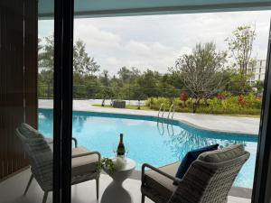 The Sunshine Beach Family Suite with Pool