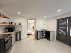 Modern Seaside Stay and 200m to Camps Bay Beach