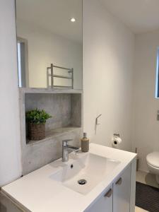 Modern Seaside Stay and 200m to Camps Bay Beach