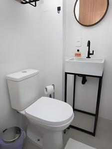 STUDIO - Rua da Passagem - 450m do Metrô Botafogo - Excelente Localização - Bares, Restaurantes e 2 Grandes Shoppings - Portaria 24h - Wi Fi - TV Claro e Streams