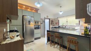 Aconchego e diversão em Peruíbe sobrado com estrutura completa para sua família ar condicionado, churrasqueira ,academia, cervejeira, piscina