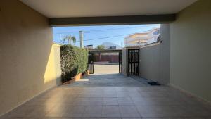 Aconchego e diversão em Peruíbe sobrado com estrutura completa para sua família ar condicionado, churrasqueira ,academia, cervejeira, piscina