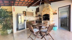 Aconchego e diversão em Peruíbe sobrado com estrutura completa para sua família ar condicionado, churrasqueira ,academia, cervejeira, piscina