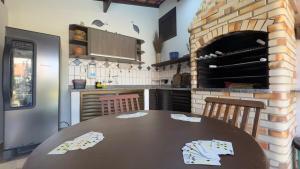 Aconchego e diversão em Peruíbe sobrado com estrutura completa para sua família ar condicionado, churrasqueira ,academia, cervejeira, piscina