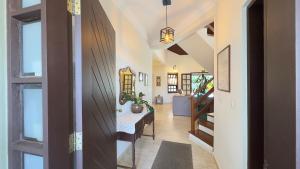 Aconchego e diversão em Peruíbe sobrado com estrutura completa para sua família ar condicionado, churrasqueira ,academia, cervejeira, piscina