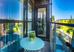 Central 2 Bed Apt with Balcony