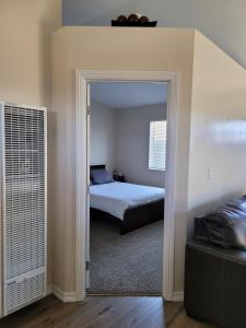 Comfy, independent 1 bedroom guest suite in Orcutt