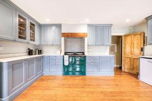 Old Bell House - Spacious Period Home in the Heart of Somerton