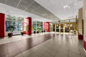 Żelazna Cozy Nest Apartment by BookingHost