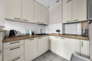 Żelazna Cozy Nest Apartment by BookingHost