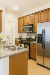 Holiday in LA- Koreatown Retreat with Free Parking, Pool and Sauna