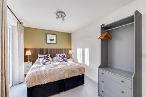 Hunsbury House - Excellent Location - Free Parking, Self-Check-In, SkyTV and Fast Wifi by Yoko Property