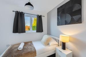 Hunsbury House - Excellent Location - Free Parking, Self-Check-In, SkyTV and Fast Wifi by Yoko Property