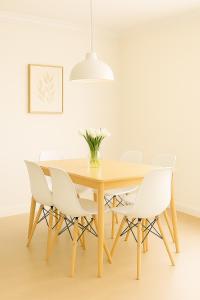 Holiday in LA- Koreatown Retreat with Free Parking, Pool and Sauna