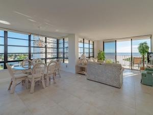 End Unit w Top of Line Finishes Crazy Wide Gulf Views