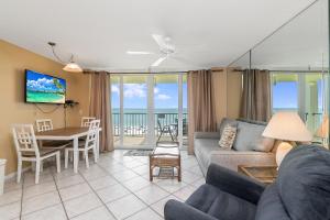 Breathtaking Sunsets @ This Beachfront Beauty, On-Site RestaurantTiki Bar