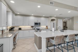 Luxury 3 Bed Condo at Popular Esplanade Overlooking Smokehouse Bay