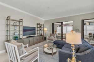 Luxury 3 Bed Condo at Popular Esplanade Overlooking Smokehouse Bay