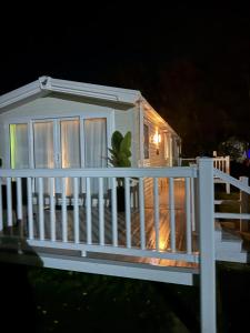 LuxeHaven at Tattershall Lakes Park with Hot Tub