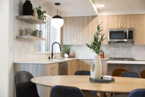 Newly Remodeled Luxury Home With Fireplace In Downtown