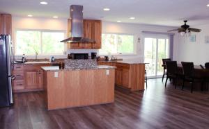 Walk to beach Galveston Getaway