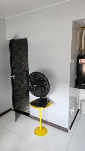 Suíte externa de casa em condomínio fechado