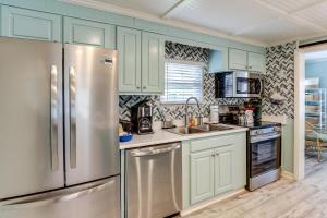 Walk to Beach! Surfside Beach Family Bungalow