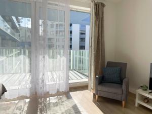 Bright Riverside Studio, Balcony, Free Parking, Air Conditioning