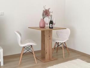 Bright Riverside Studio, Balcony, Free Parking, Air Conditioning