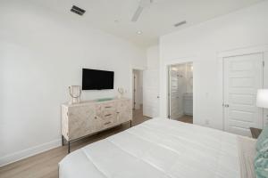 Spacious 8BR with Pool, Game Room - Golf Cart Incl