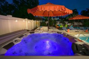 Sleeps 14 Pool Hot Tub Basketball Court
