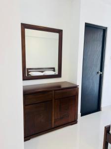 Bright 3-Bed Flat with Balcony with Great Value