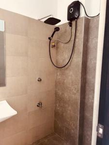 Bright 3-Bed Flat with Balcony with Great Value