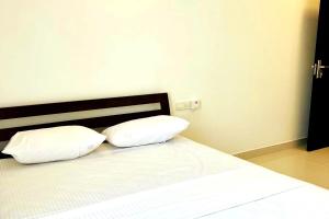 Bright 3-Bed Flat with Balcony with Great Value